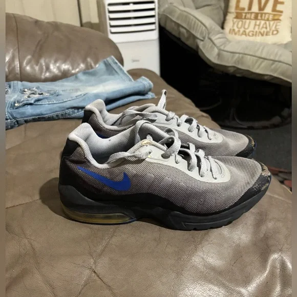 🎊 SOLD 🎊 Nike 4.5/Children youth Sneakers in Gray&Black with Blue Accents - Picture 7 of 9